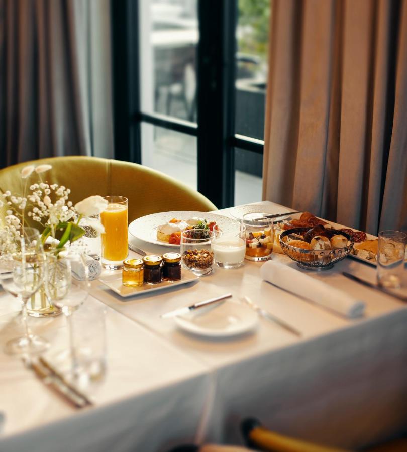 Monograph Freedom Square Hotel Tbilisi Ngoại thất bức ảnh A breakfast table