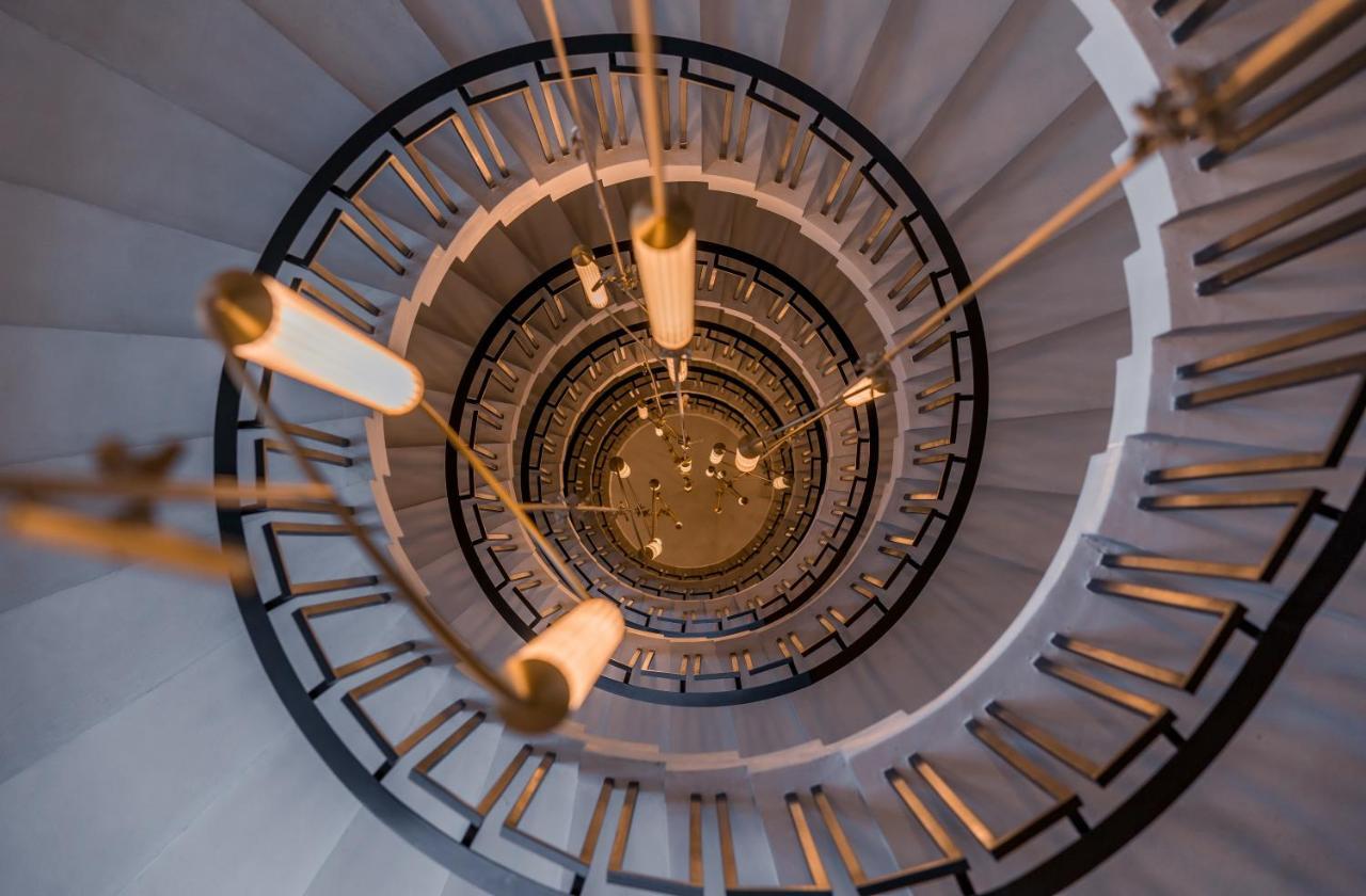 Monograph Freedom Square Hotel Tbilisi Ngoại thất bức ảnh Spiral staircase
