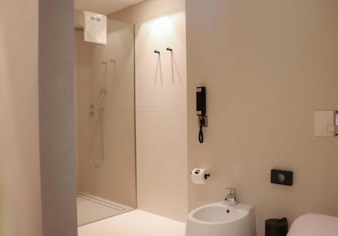 Monograph Freedom Square Hotel Tbilisi Ngoại thất bức ảnh Bathroom of a room at the hotel