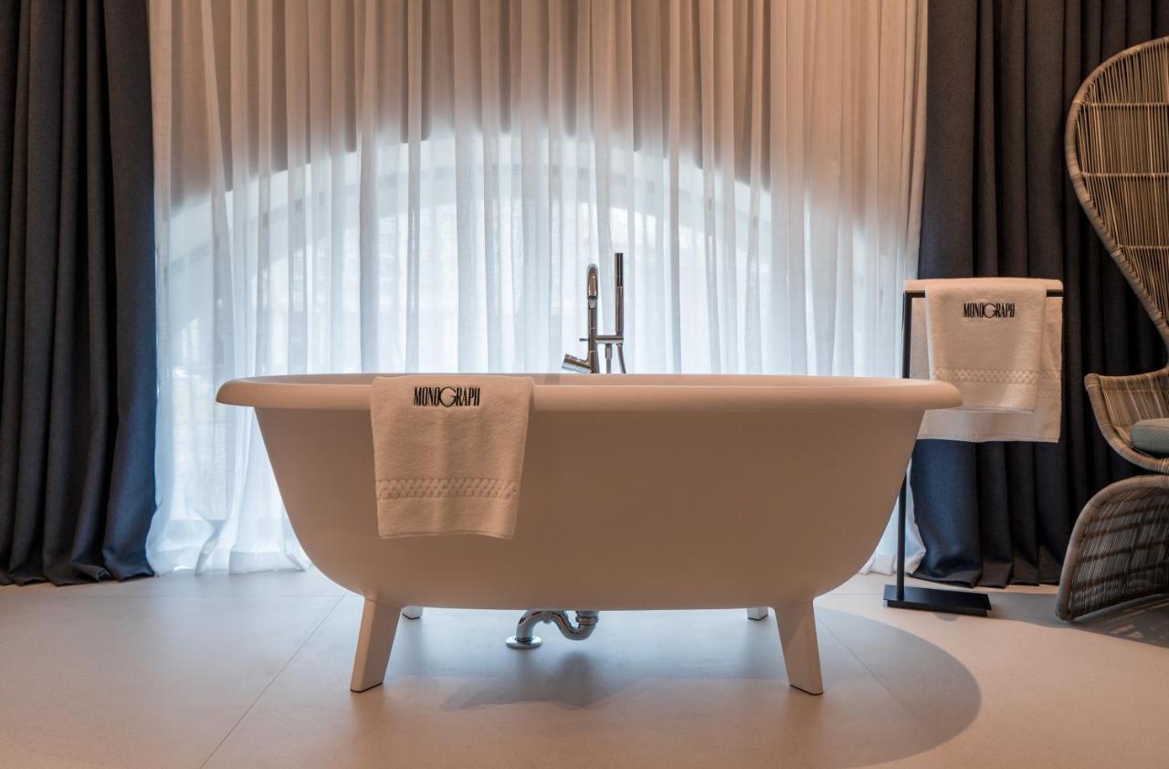 Monograph Freedom Square Hotel Tbilisi Ngoại thất bức ảnh A freestanding bathtub
