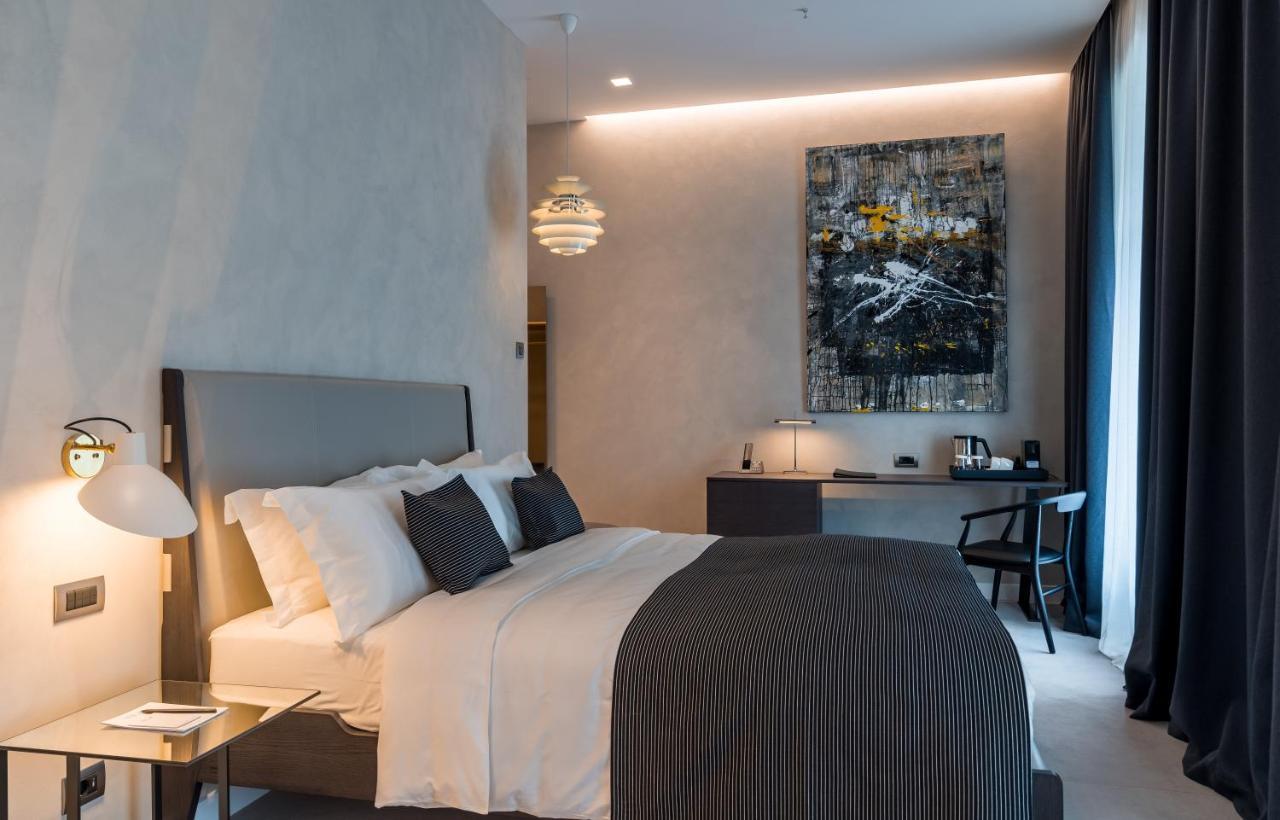Monograph Freedom Square Hotel Tbilisi Ngoại thất bức ảnh A room at the hotel