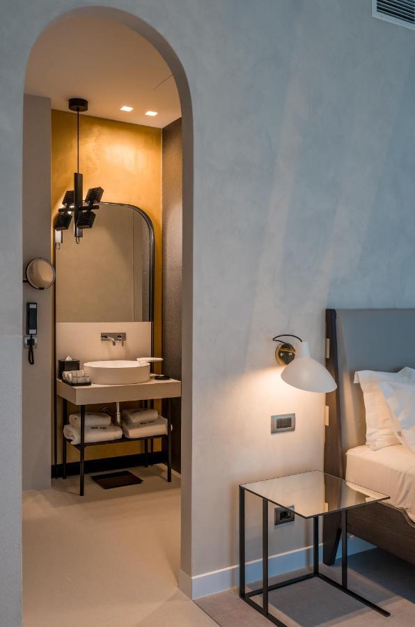 Monograph Freedom Square Hotel Tbilisi Ngoại thất bức ảnh A room at the hotel
