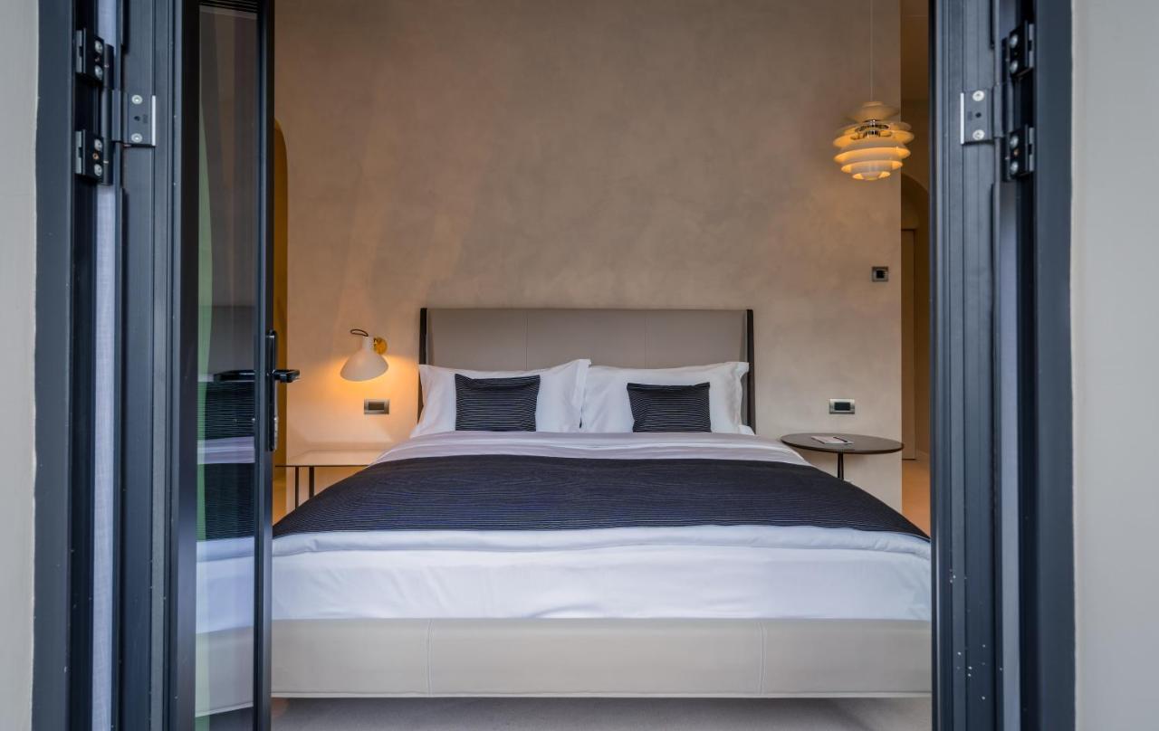Monograph Freedom Square Hotel Tbilisi Ngoại thất bức ảnh A bedroom at the hotel