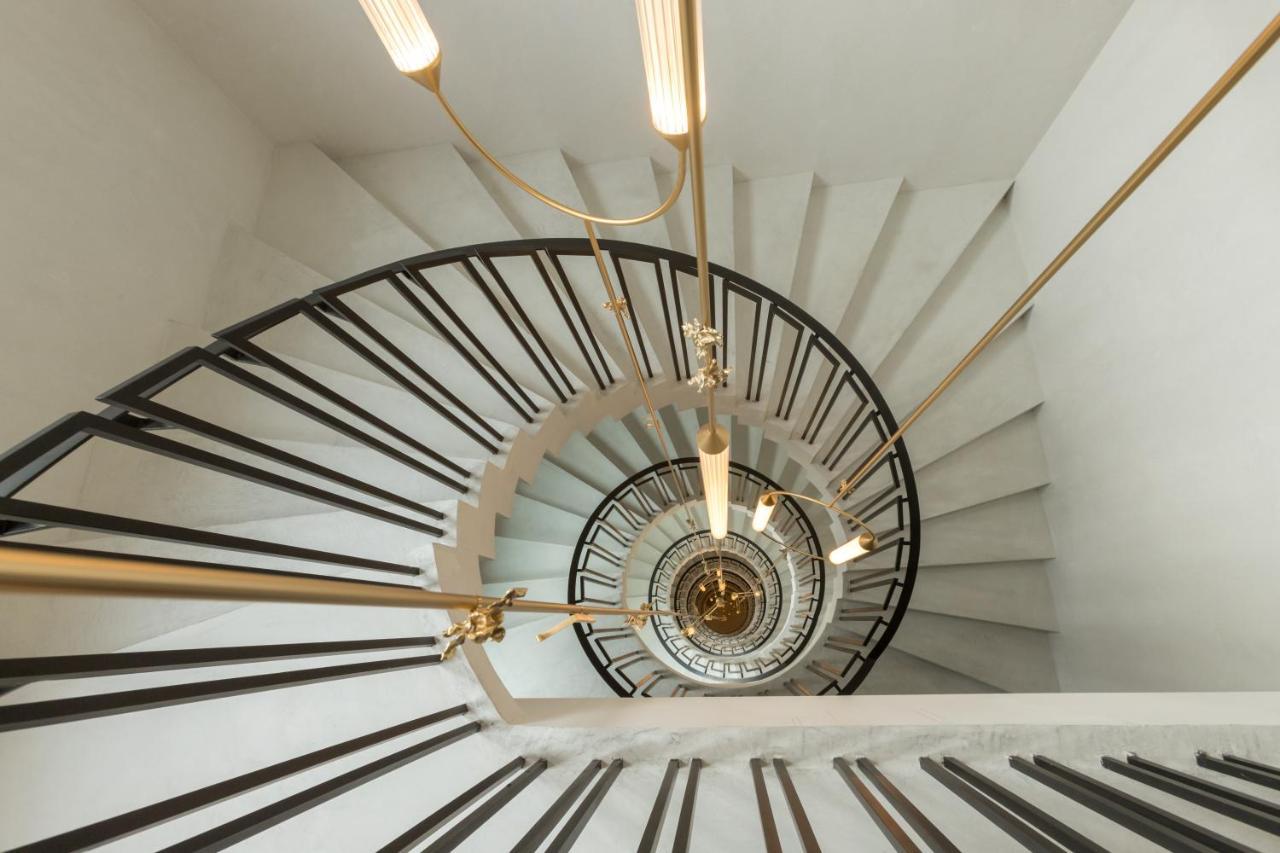 Monograph Freedom Square Hotel Tbilisi Ngoại thất bức ảnh Spiral staircase