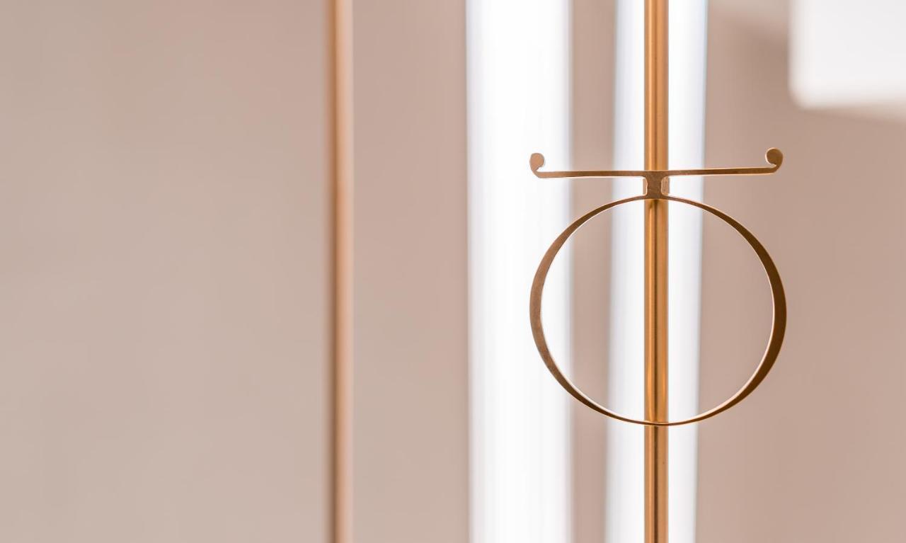 Monograph Freedom Square Hotel Tbilisi Ngoại thất bức ảnh Detail of the door handle