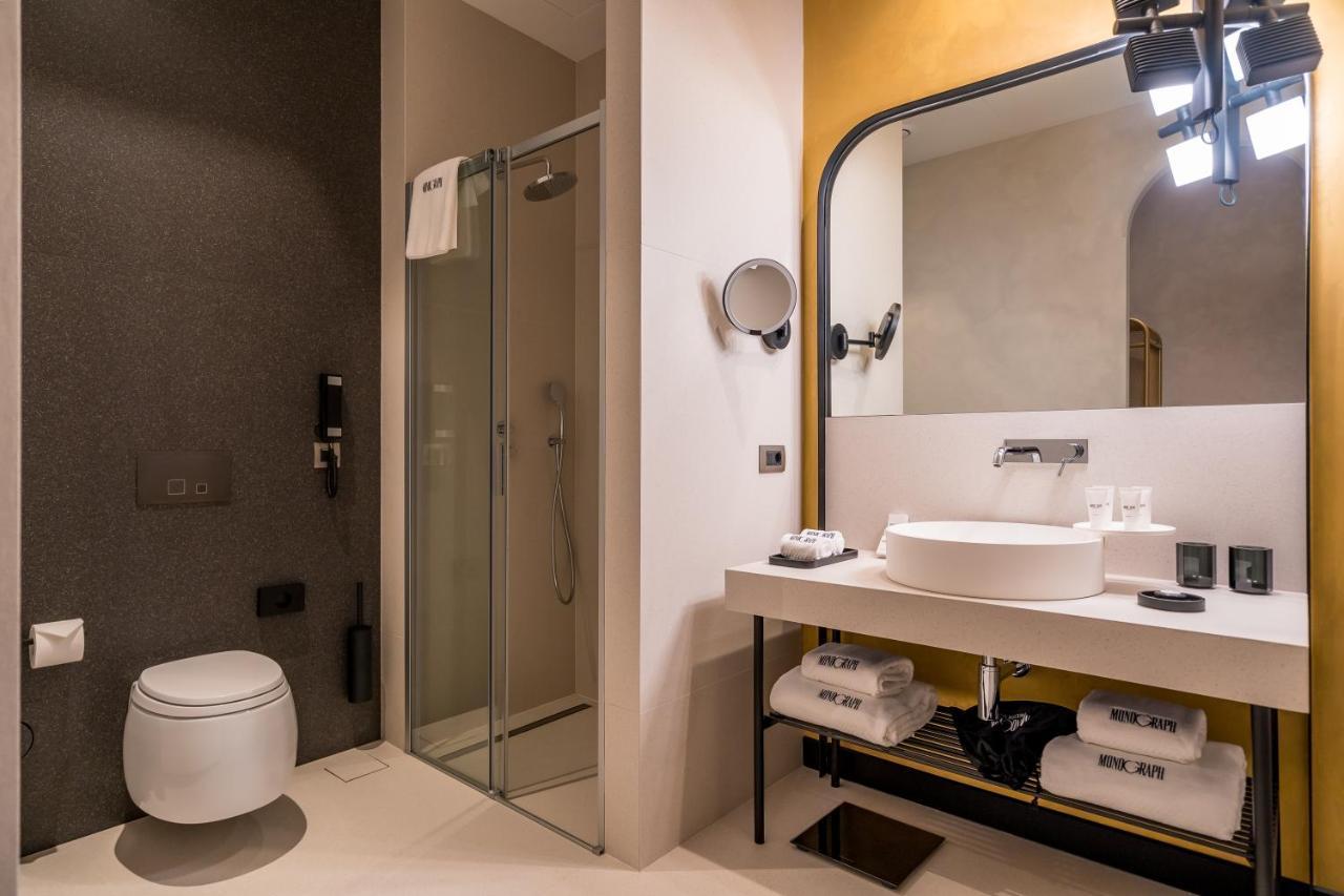 Monograph Freedom Square Hotel Tbilisi Ngoại thất bức ảnh Bathroom