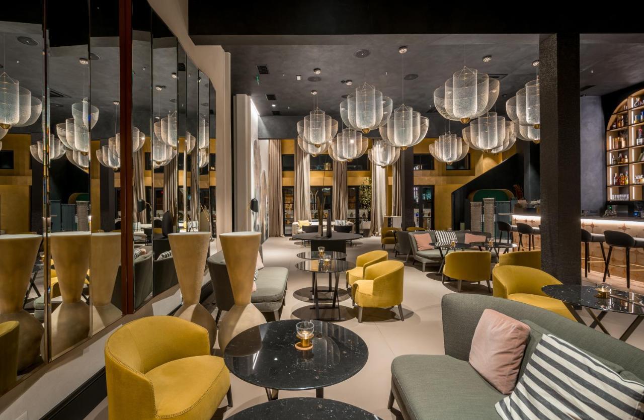 Monograph Freedom Square Hotel Tbilisi Ngoại thất bức ảnh The interior of the RITZ-CARLTON, Tsim Sha Tsui, Hong Kong
